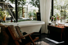 Familie Buitenhuys Cozy Cottage with bathtub, sauna, play elements and big garden